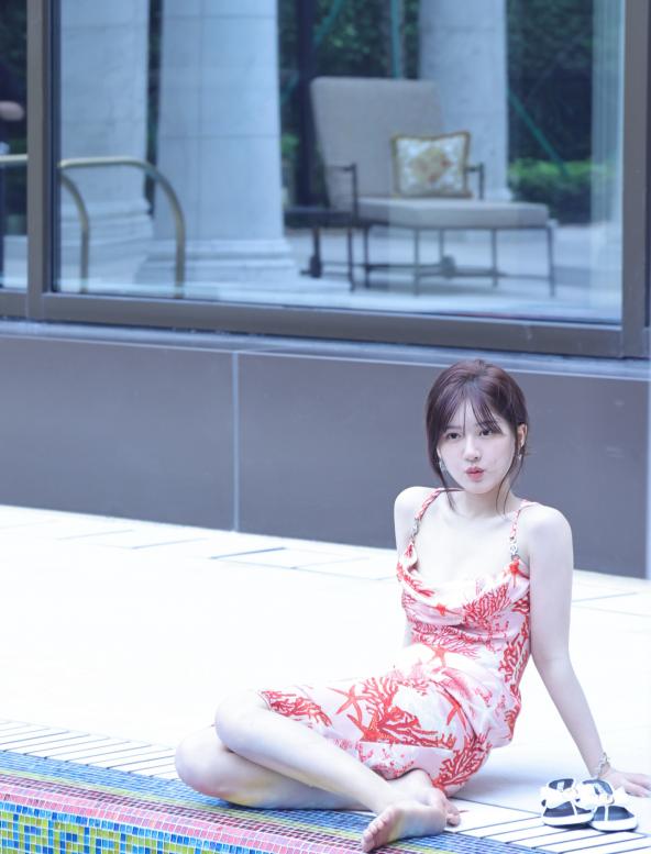 赵露思比基尼照片,赵露思身材这样了?深V泳装照,明眸皓齿、皮肤白皙